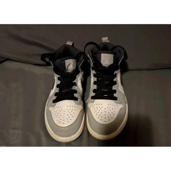 Nike Air Jordan 1 Mid Light Smoke‎ Grey 640734-078 Size 12C Sneakers - Picture 2 of 8